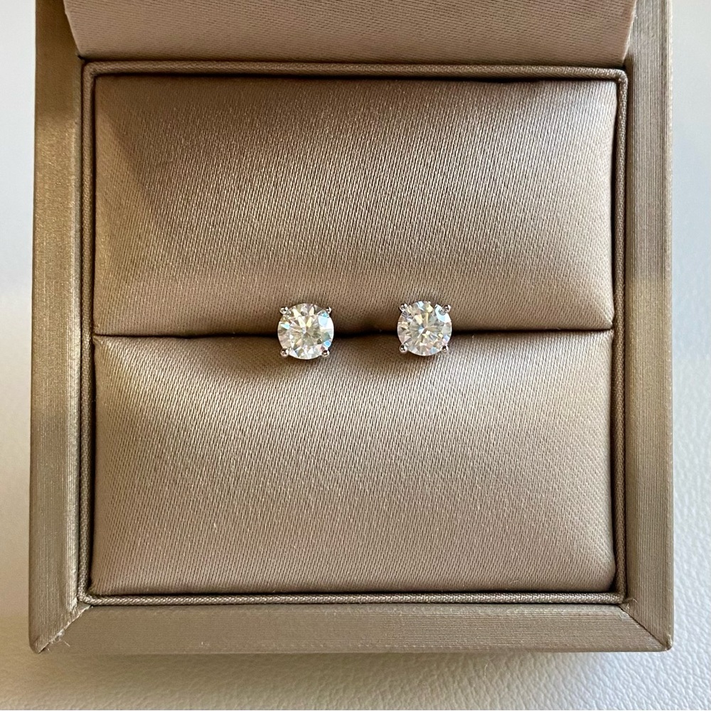 Beautiful 0.5 ct Moissanite Diamond silver earrings studs - Picture 2 of 4